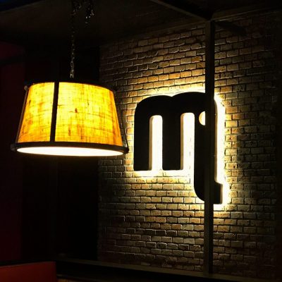Letras volumétricas retro iluminadas: Mamut restaurant, café & bar