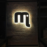 Letras volumétricas retro iluminadas